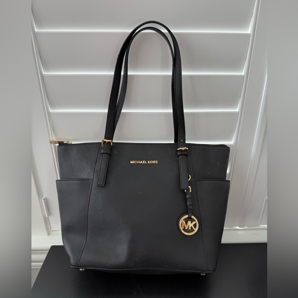 Michael Kors Jet set leather tote
Michael Kors - Picture 2 of 12